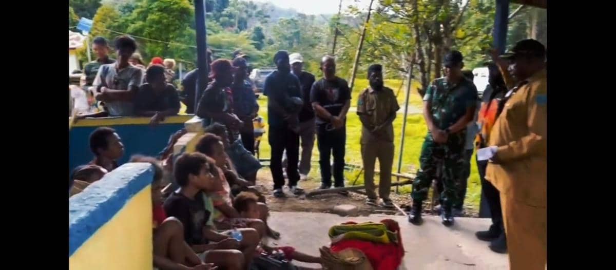 ebanyak 21 warga pengungsi berhasil dievakuasi secara aman oleh aparat gabungan TNI bersama pemerintah daerah di Dusun Topo, Kampung Ainesra, Distrik Aifat Timur Jauh, Kabupaten Maybrat, Provinsi Papua Barat Daya, pada Selasa (17/3/2026) (dok. Dispenad)