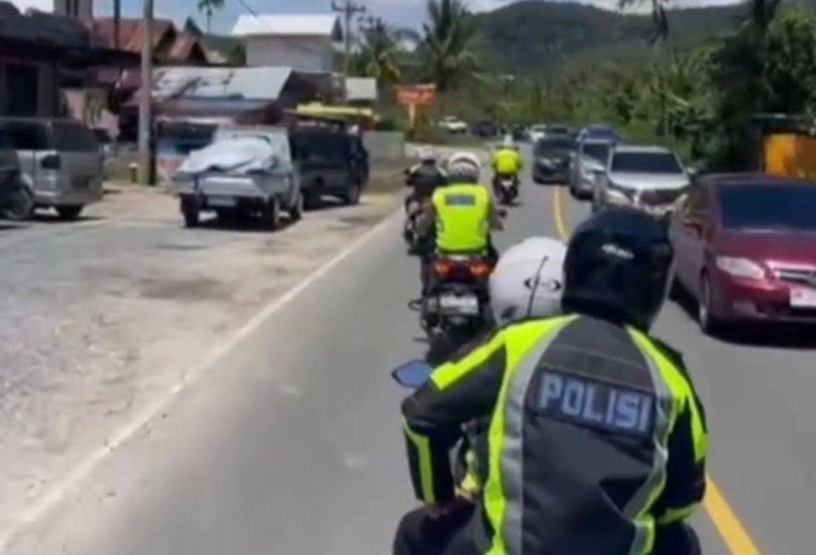 Tim Polres 50 Kota melakukan patroli pengecekan jalur kemacetan di Jalan Lintas Sumbar-Riau