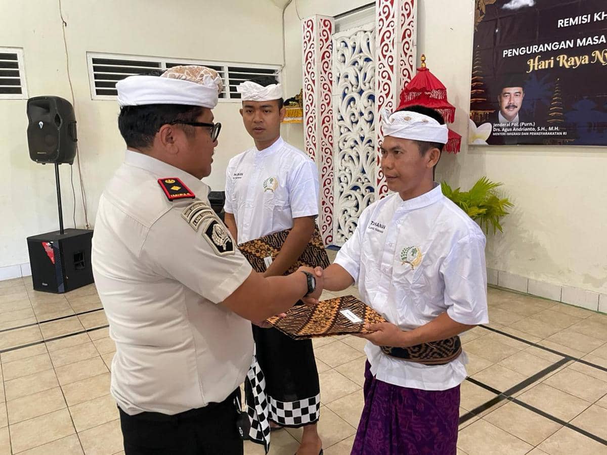 Penyerahan remisi Nyepi bagi warga binaan di Lapas Tabanan 