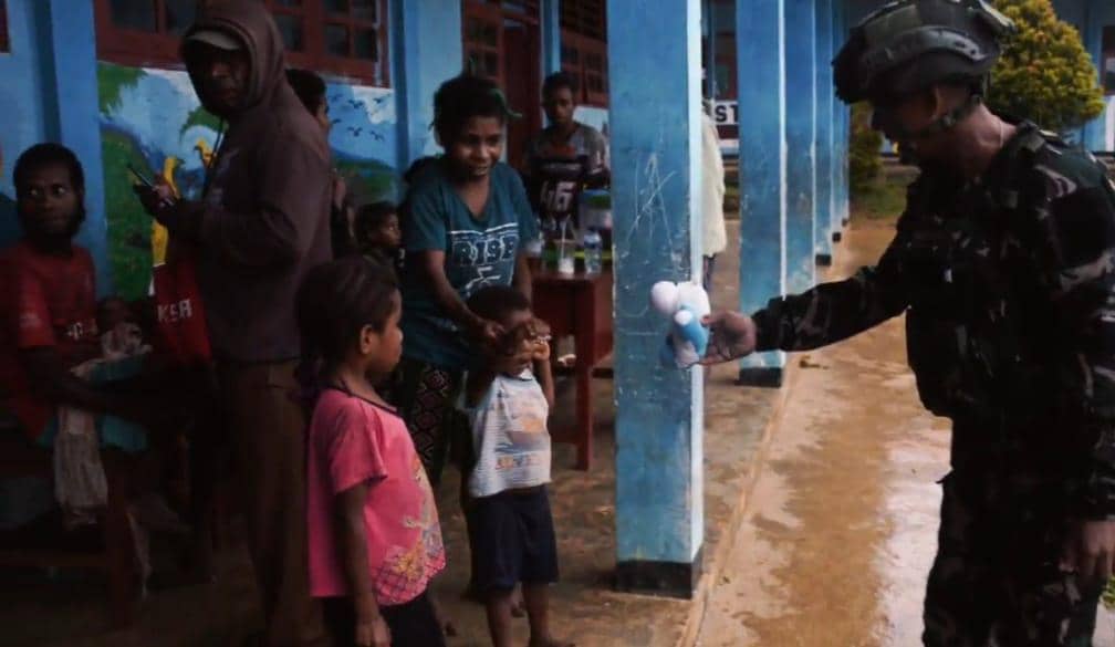 Tim Gabungan TNI Evakuasi Warga Papua yang Mengungsi karena Gangguan OPM 