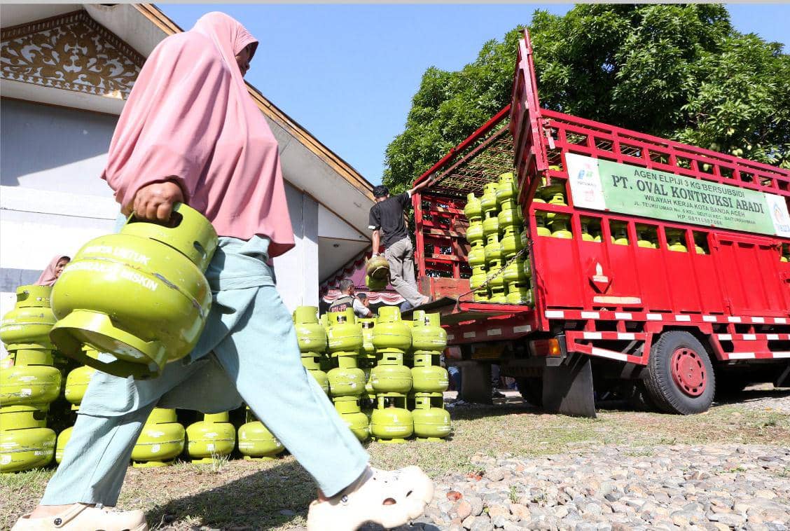 Seorang warga sedang mengambil LPG.