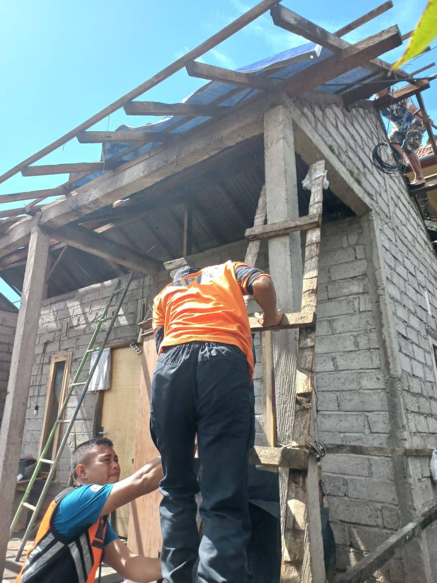 Tim BPBD Kabupaten Jembrana menangani peristiwa atap rumah rusak karena diterjang angin puting beliung di Desa Yehembang, Kecamatan Mendoyo, Kabupaten Jembrana, Bali, pada Jumat (20/3/2026).