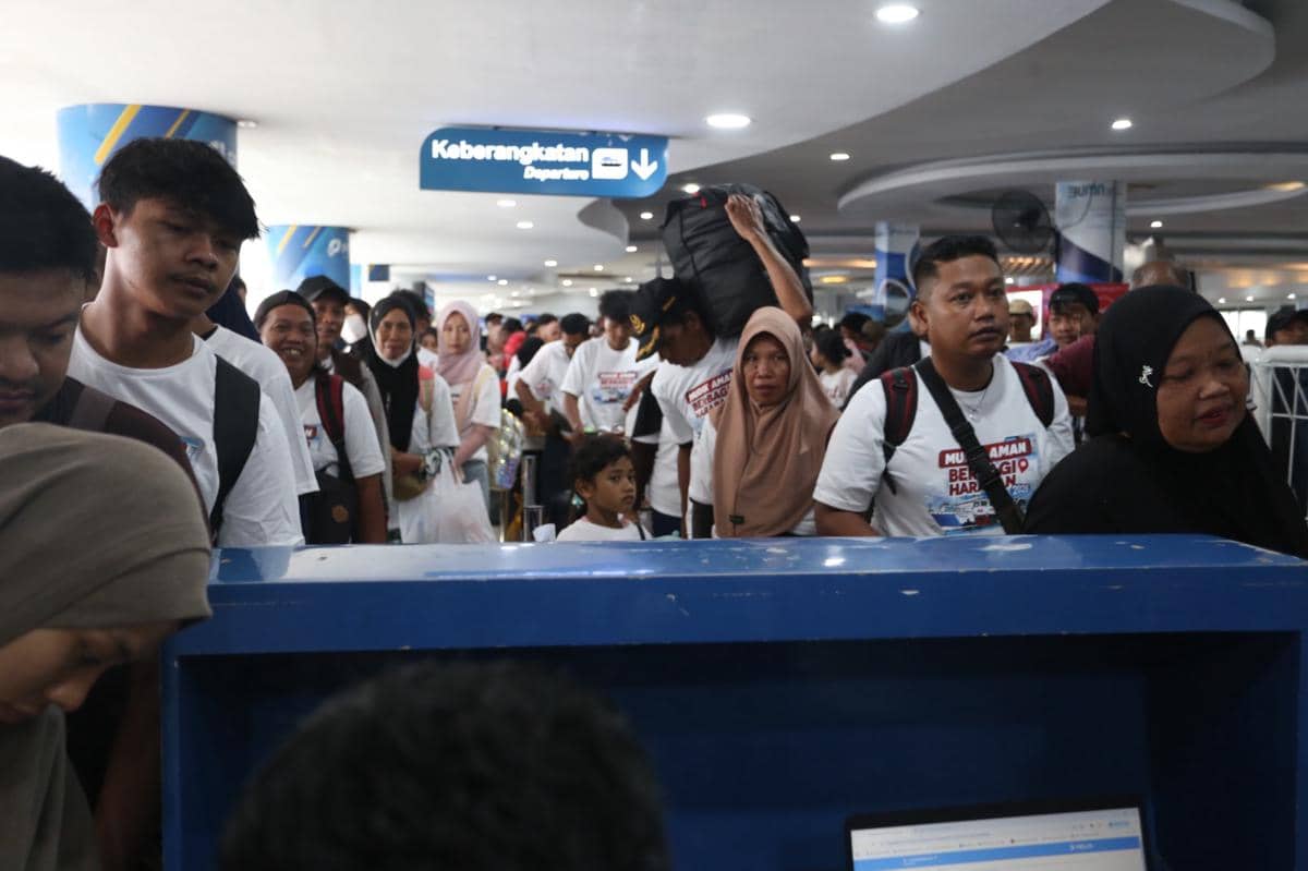 Puluhan ribu penumpang memadati Pelabuhan Makassar hingga H-2 Idul Fitri 2026. (Dok. Pelindo Regional 4)
