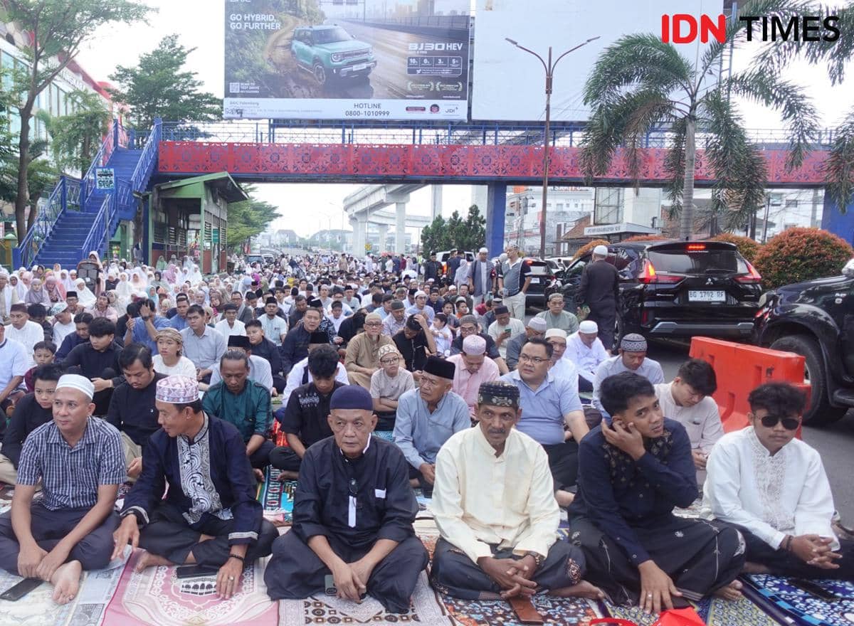 Jemaah Muhammadiyah di Palembang menggelar salat id salah satunya di halaman SD Muhammadiyah 6 Palembang (IDN Times/Rangga Erfizal)