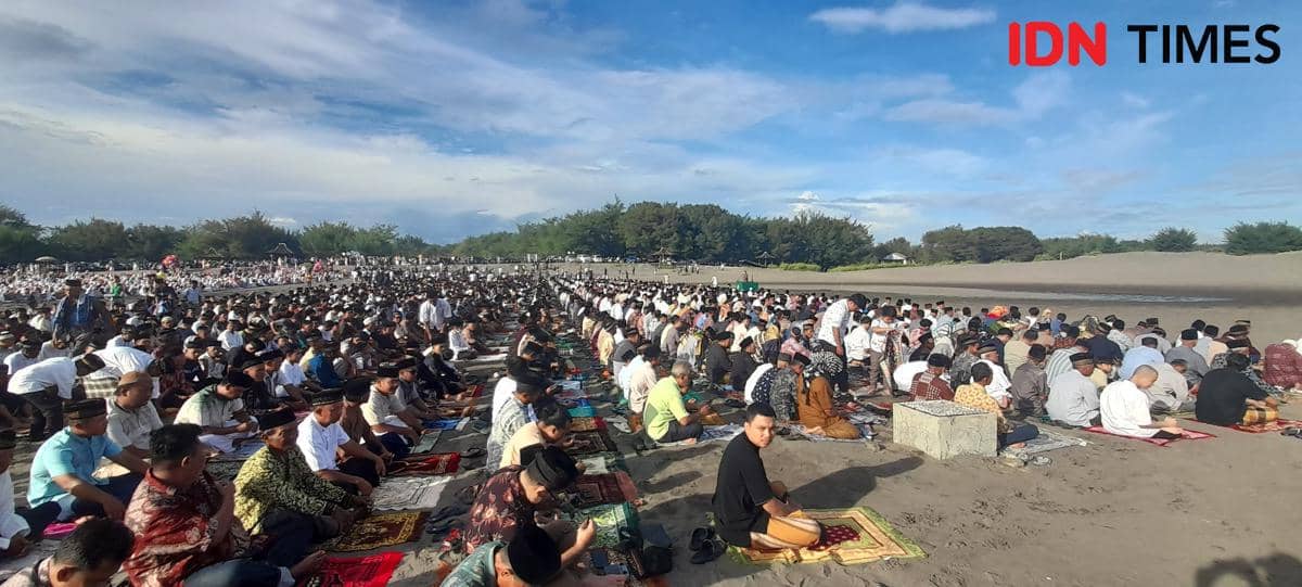 Ribuan Umat Islam Salat Idul Fitri 2026 di Gumuk Pasir Kretek Bantul