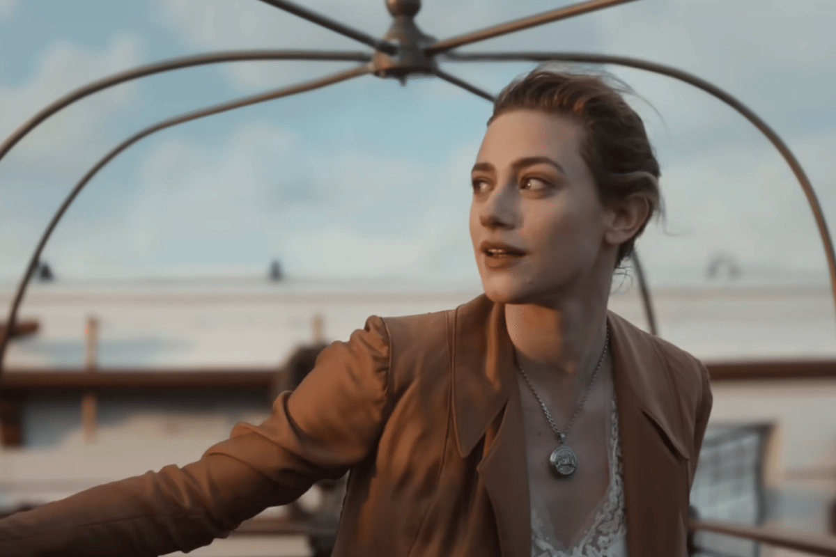Lili Reinhart di MV SWIM - BTS (youtube.com/HYBE LABELS)