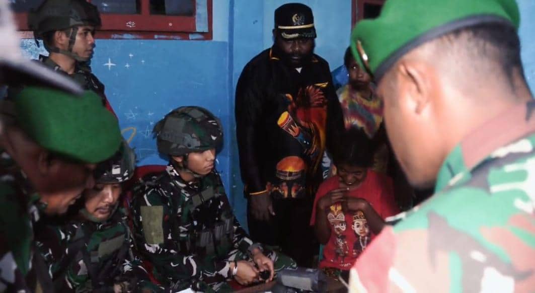 Sebanyak 21 warga pengungsi berhasil dievakuasi secara aman oleh aparat gabungan TNI bersama pemerintah daerah di Dusun Topo, Kampung Ainesra, Distrik Aifat Timur Jauh, Kabupaten Maybrat, Provinsi Papua Barat Daya, pada Selasa (17/3/2026) (dok. Dispenad)