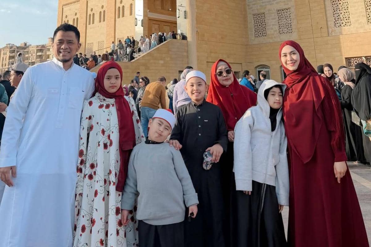8 Potret Keluarga Oki Setiana Dewi Rayakan Idulfitri 1447 H di Mesir
