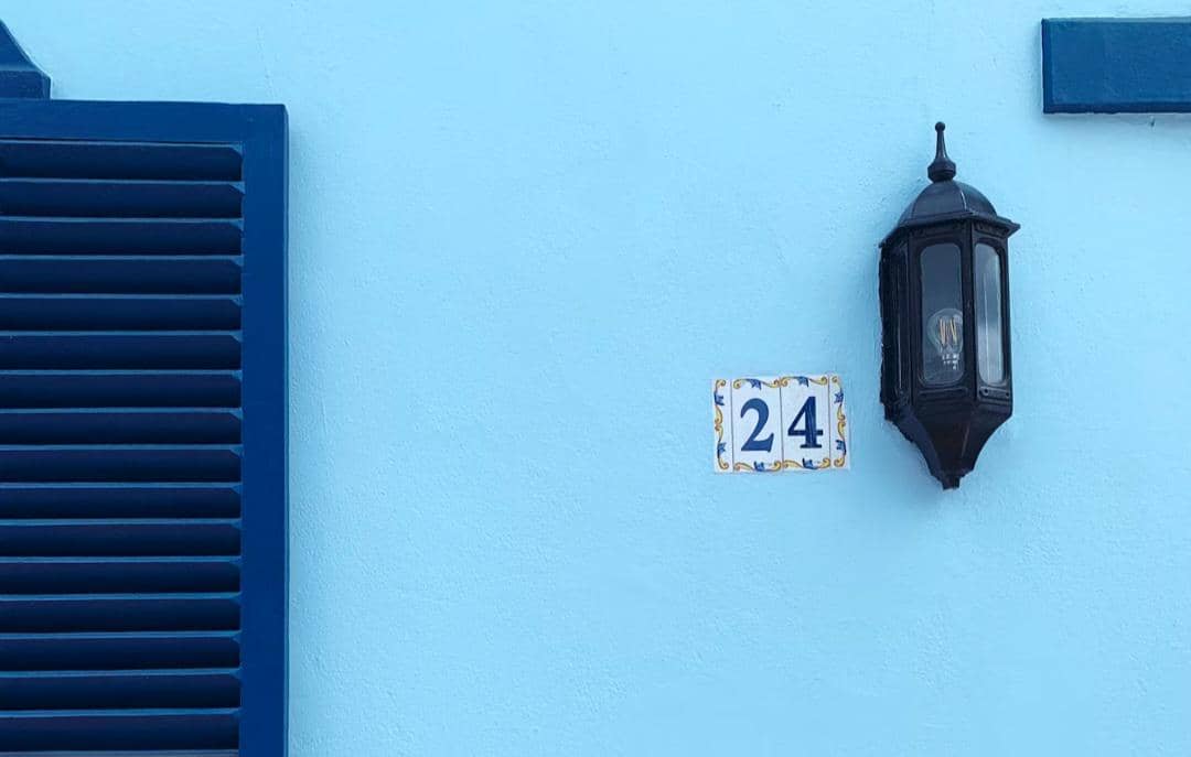 ilustrasi cat biru langit