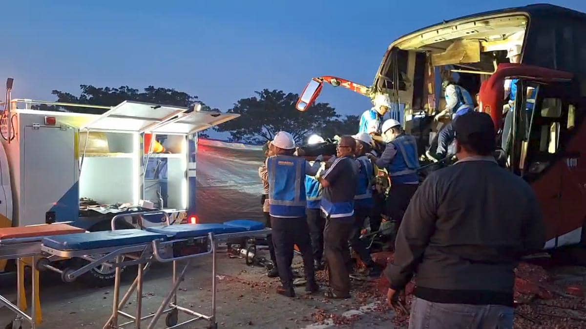 Bus Agra Mas tujuan Lamongan dari Jakarta menabrak truk bermuatan bawang merah yang tengah berhenti di pinggir jalan tol Ngawi. IDN Times/Riyanto.