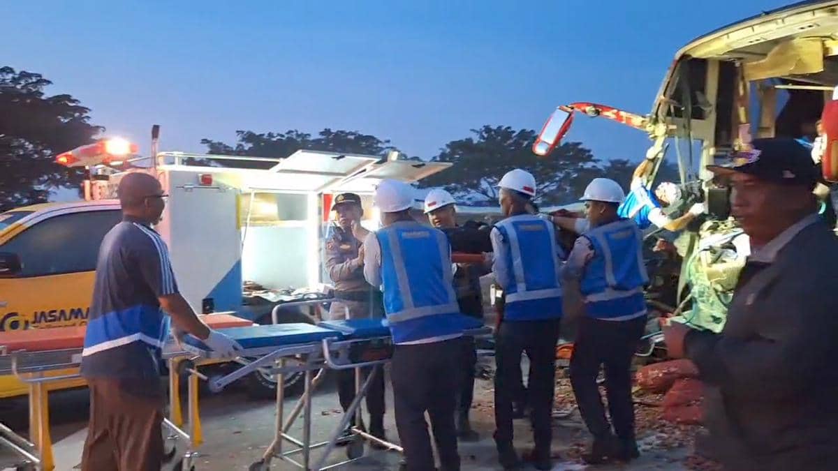 Bus Agra Mas tujuan Lamongan dari Jakarta menabrak truk bermuatan bawang merah yang tengah berhenti di pinggir jalan tol Ngawi. IDN Times/Riyanto.