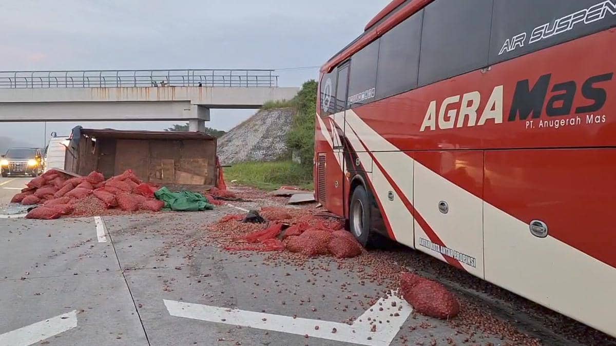 Bus Pemudik Tabrak Truk Bawang di Tol Ngawi, Sopir Tewas
