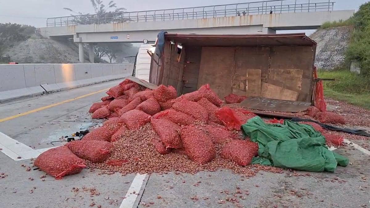 Bus Agra Mas tujuan Lamongan dari Jakarta menabrak truk bermuatan bawang merah yang tengah berhenti di pinggir jalan tol Ngawi. IDN Times/Riyanto.