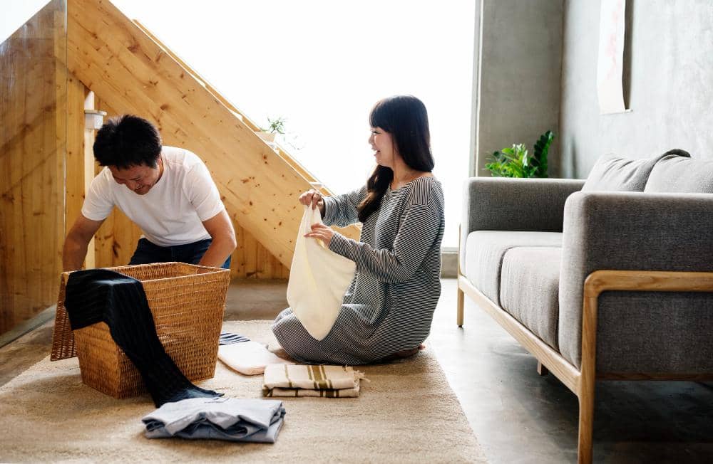 ilustrasi keluarga membersihkan rumah