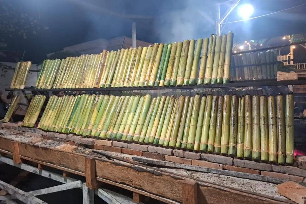 ilustrasi memasak lemang (commons.wikimedia.org/Zikril Hakim Arridho)