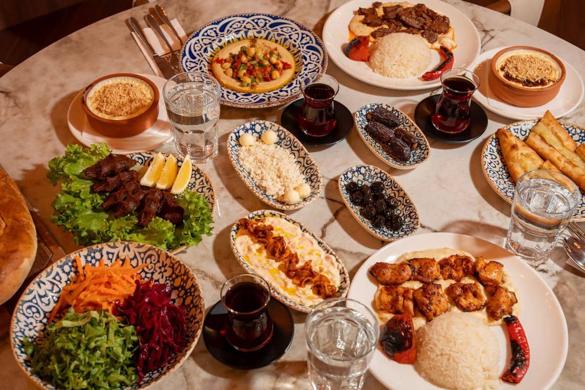 ilustrasi meja hidangan