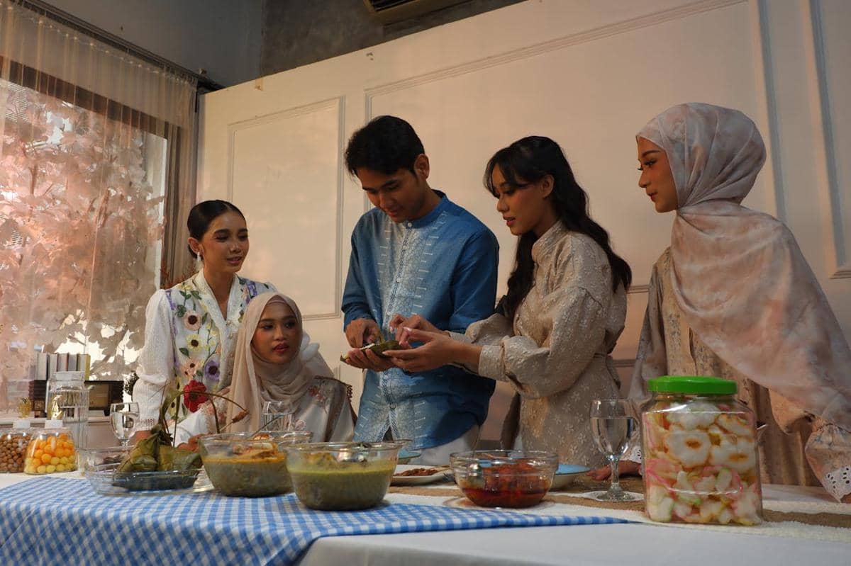 ilustrasi keluarga muslim dan meja hidangan