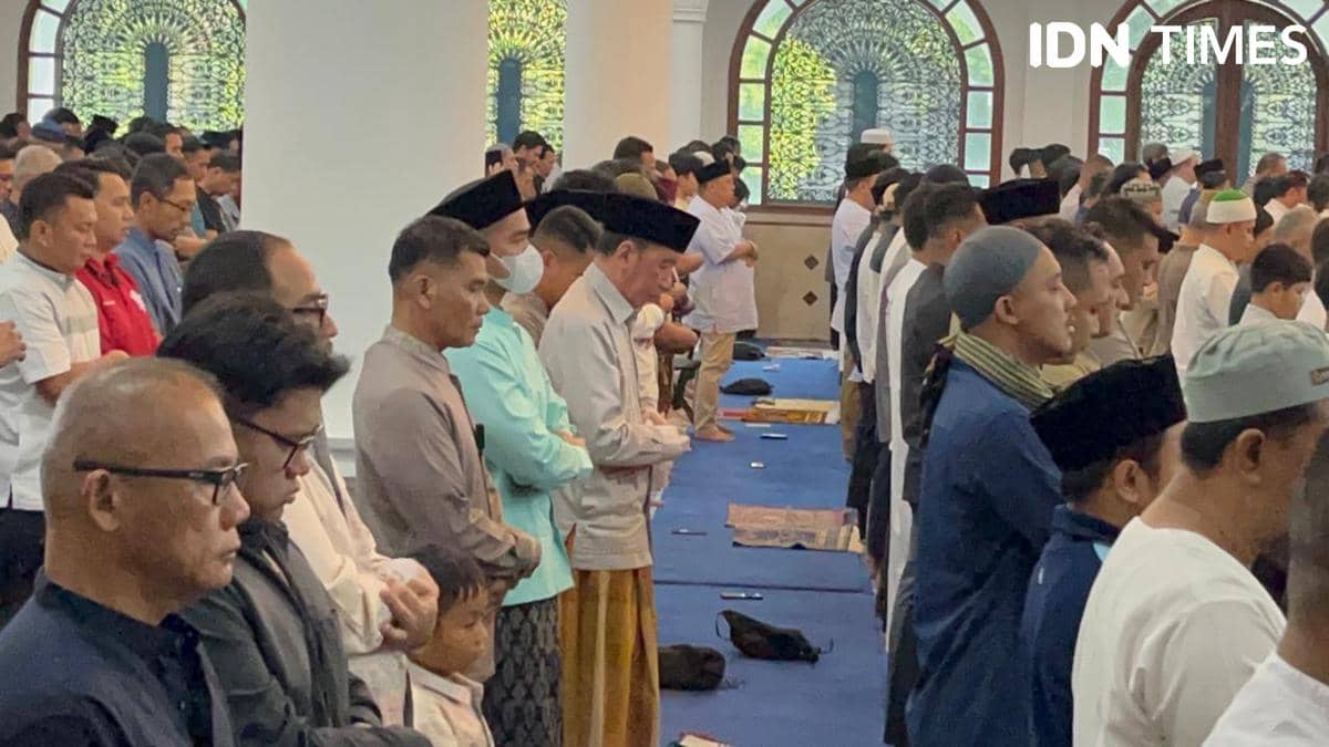 Jokowi Salat Idul Fitri Bareng Kaesang di Masjid Al-Bina GBK Senayan