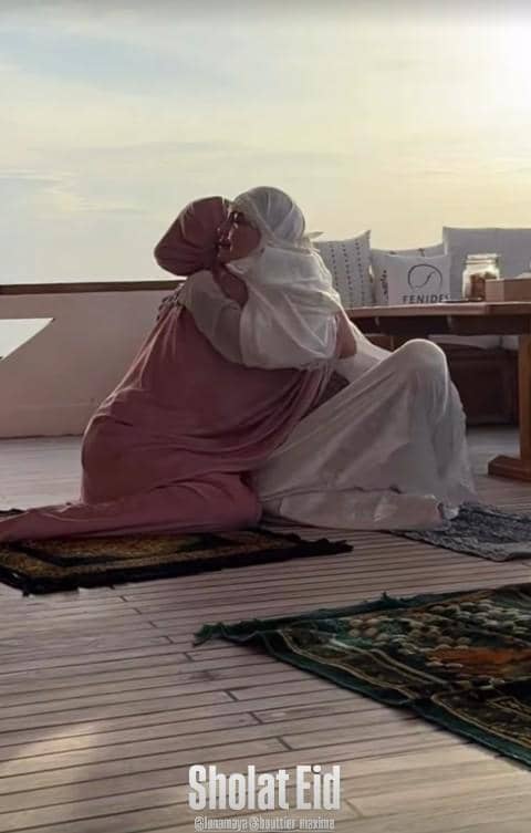 Luna Maya dan Maxime Bouttier Salat Id di Atas Kapal