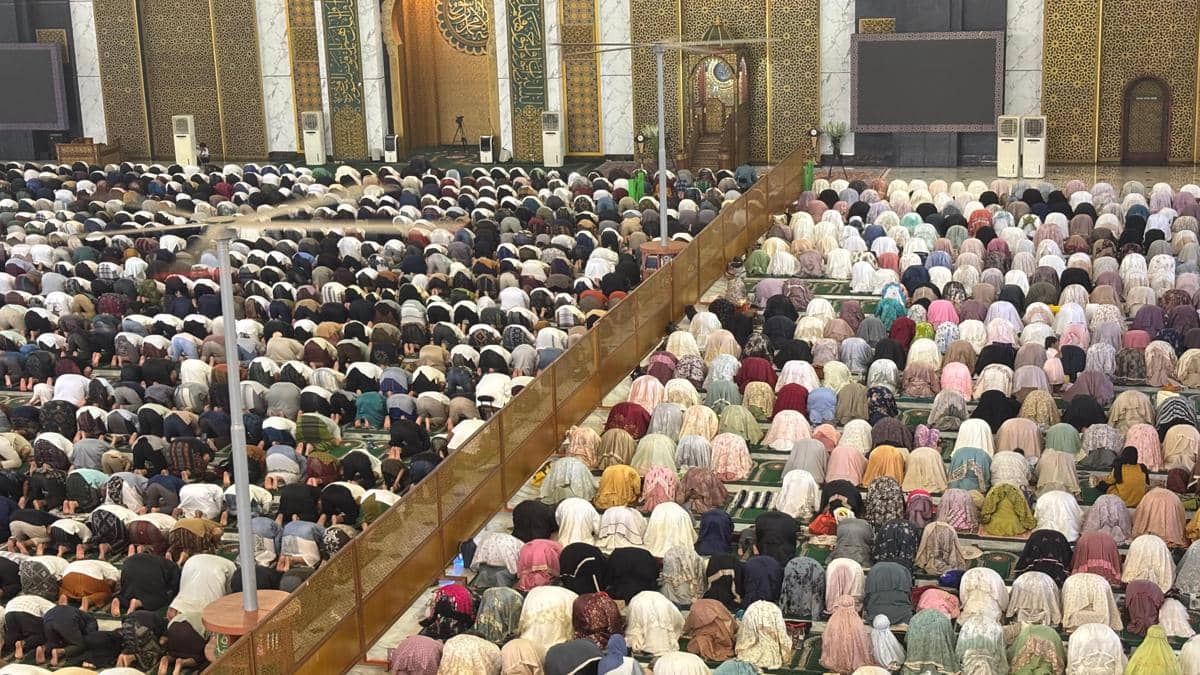 Khidmat, Ribuan Jemmah Salat Idulfitri di Masjid Al Akbar Surabaya