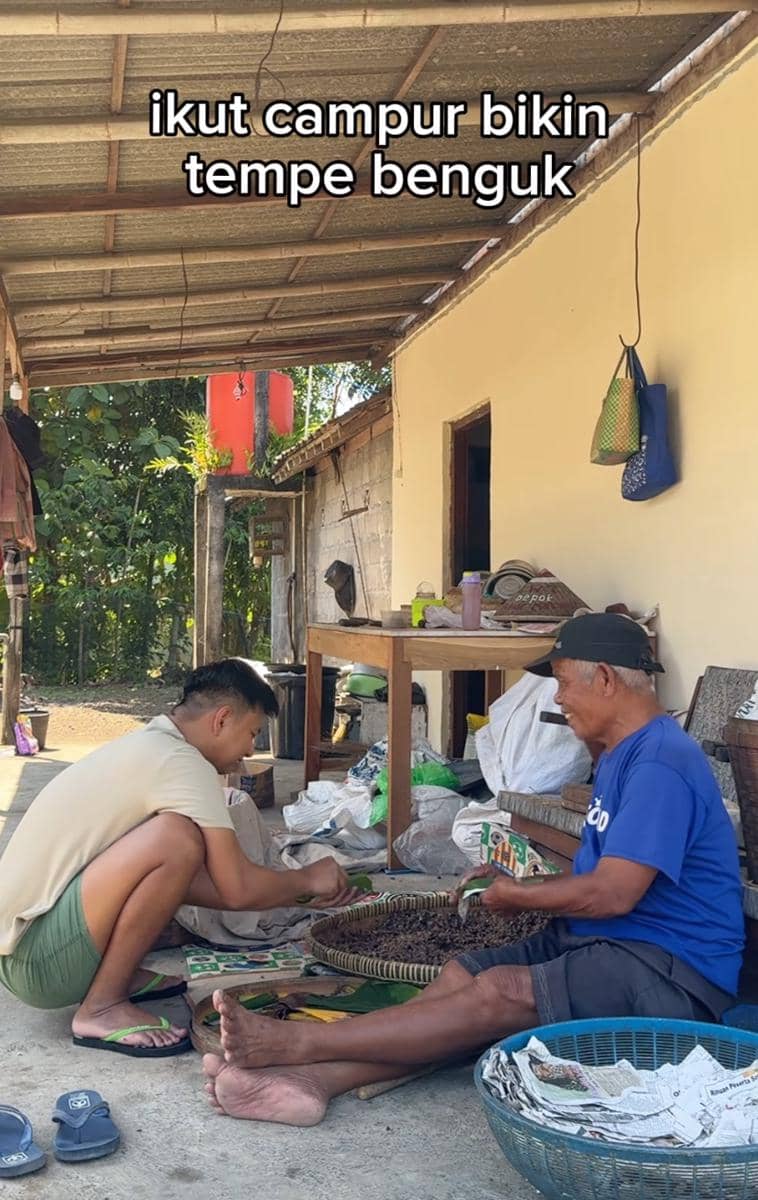 potret suasana rumah seleb di kampung halaman