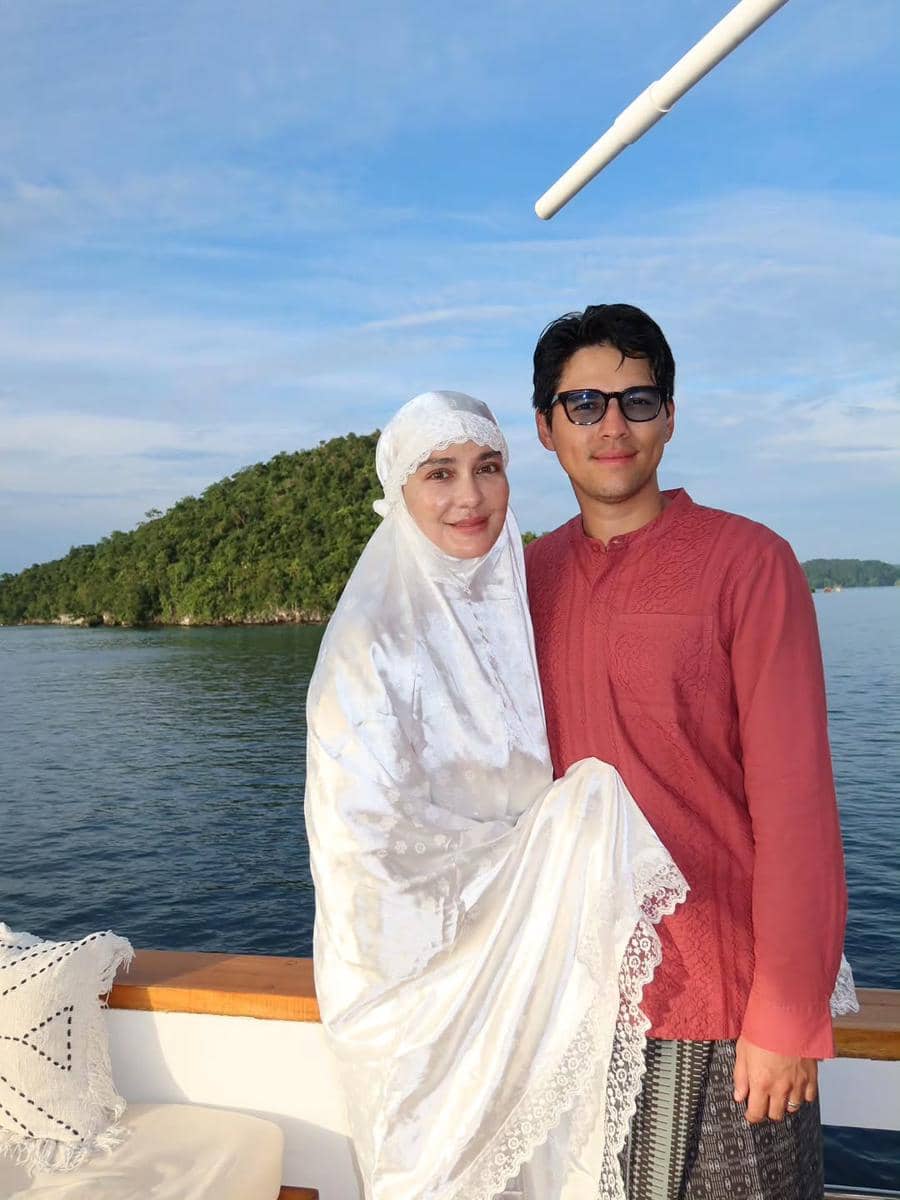 Luna Maya dan Maxime Bouttier Salat Id di Atas Kapal