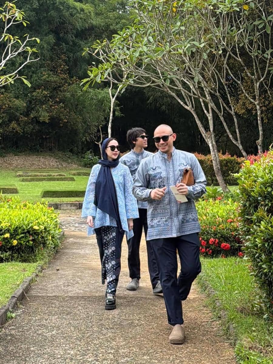 Momen BCL ziarah ke makam Ashraf Sinclair di hari Lebaran 2026