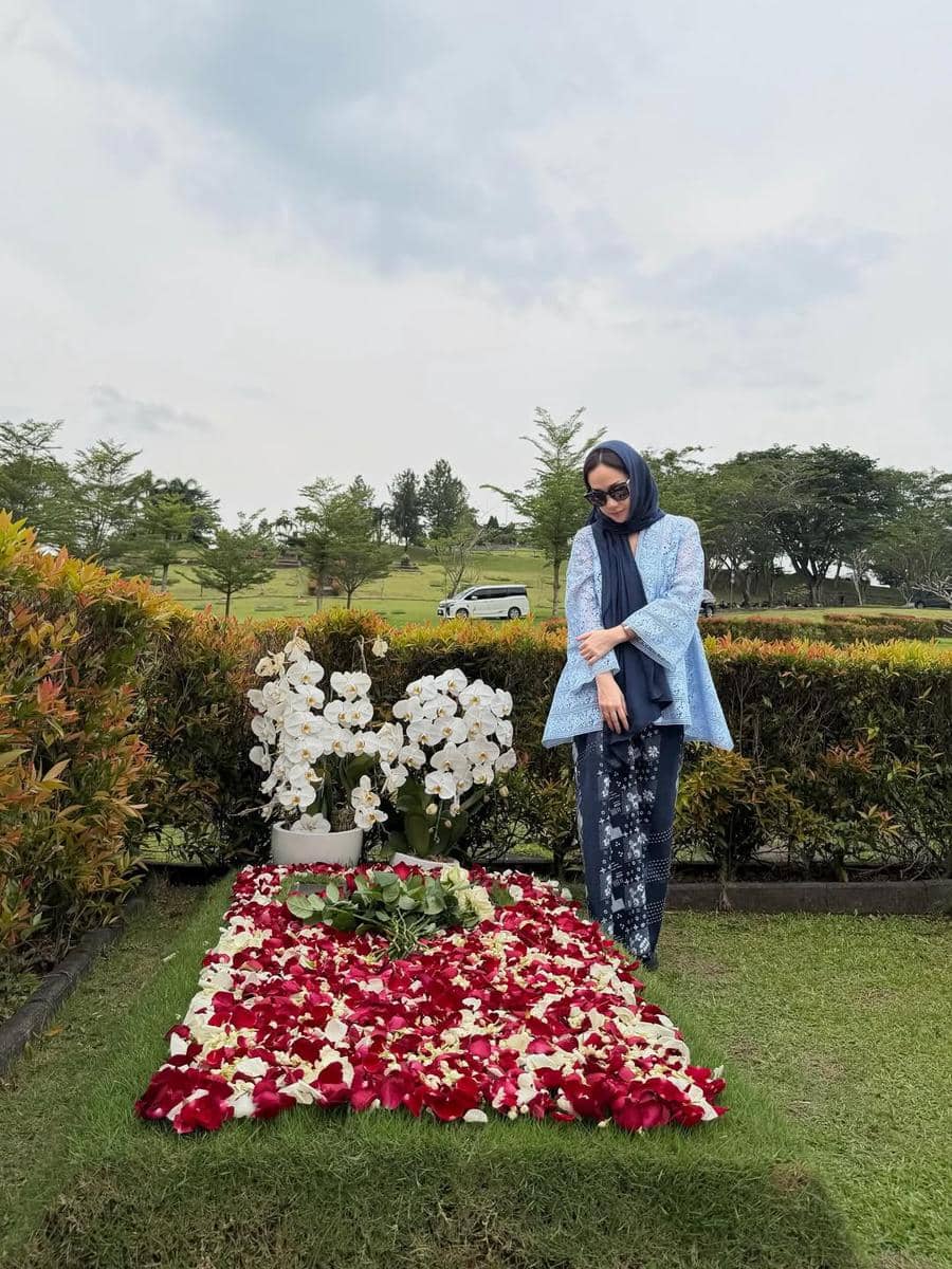 Momen BCL ziarah ke makam Ashraf Sinclair di hari Lebaran 2026