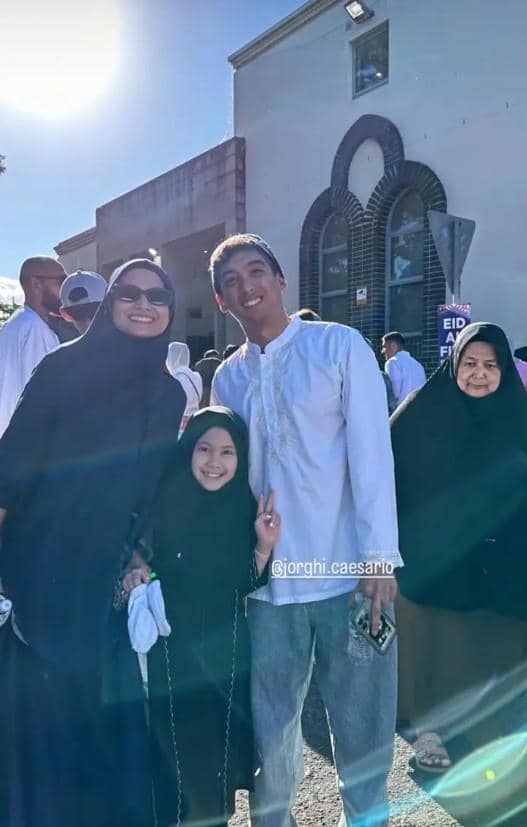 Acha Septriasa membagikan momen usai salat id di Sydney, Australia