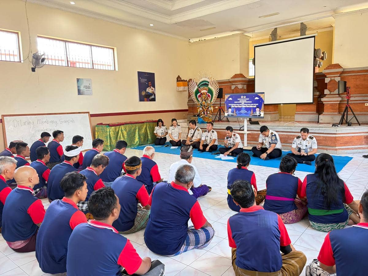 Penyerahan remisi khusus Hari Raya Idul Fitri diberikan kepada warga binaan Rutan Kelas IIB Negara di Kabupaten Jembrana, Bali, pada Sabtu (21/3/2026).