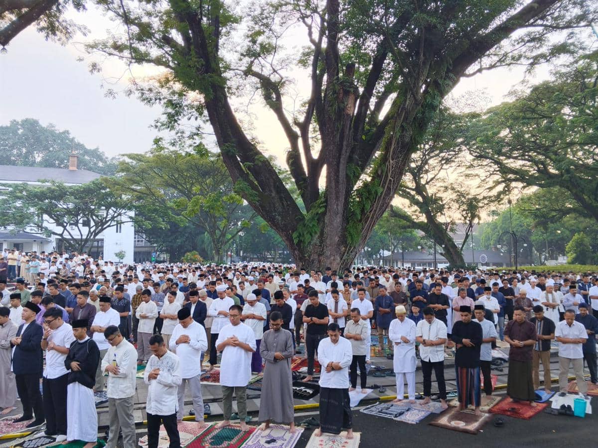 Singgung Masalah Sampah, Farhan Salat Id di Balai Kota Bandung Bersama Warga