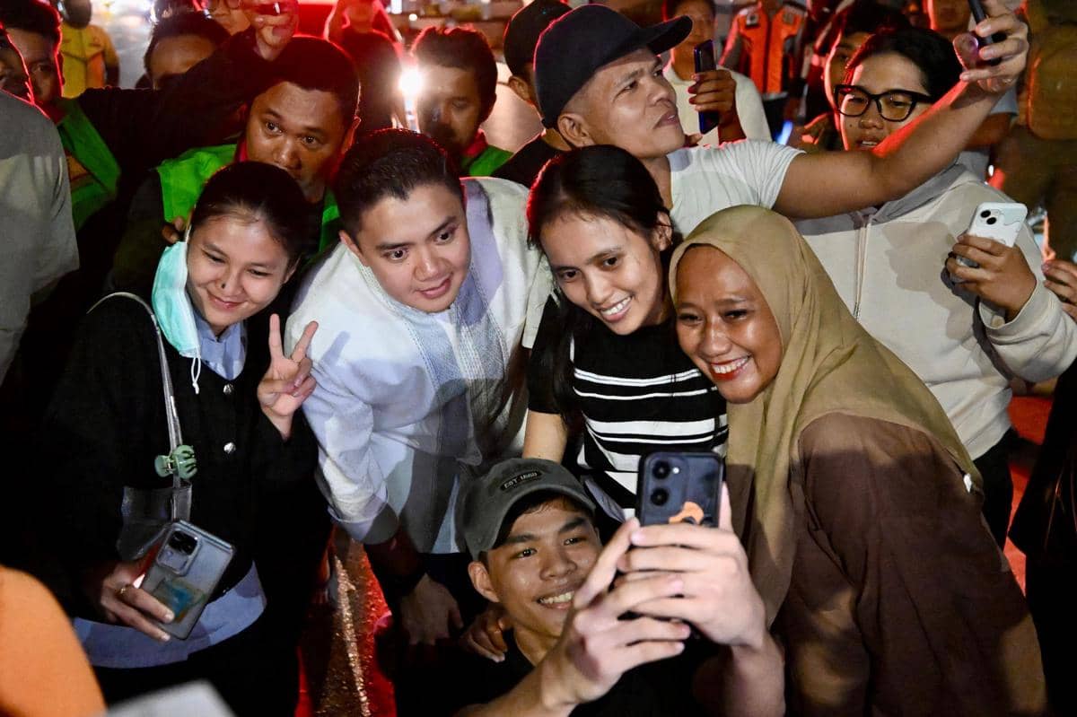 Takbiran Malam Lebaran di Medan, Prabowo Bagi-Bagi Sembako