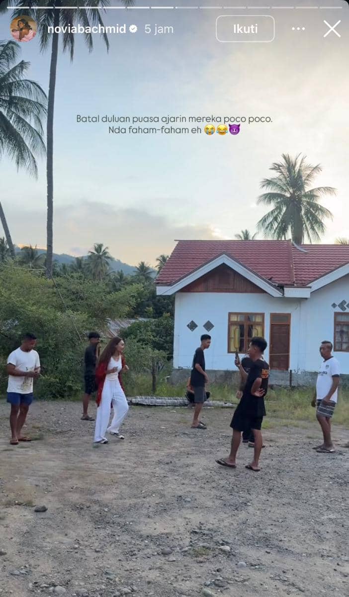 potret suasana rumah seleb di kampung halaman