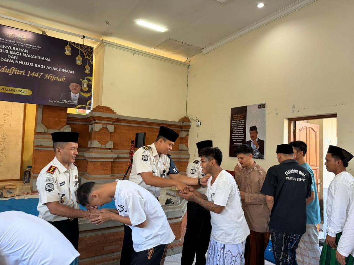 Penyerahan remisi khusus Hari Raya Idul Fitri diberikan kepada warga binaan Rutan Kelas IIB Negara di Kabupaten Jembrana, Bali, pada Sabtu (21/3/2026