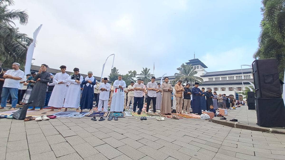Salat Id Bareng Dedi Mulyadi, Warga Tumpah Ruah Padati Gedung Sate