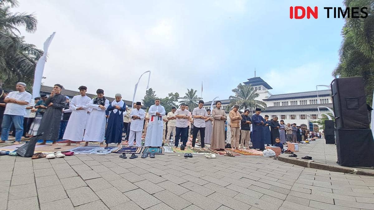 Deretan Potret Salat Idul Fitri dari Aceh hingga Indonesia Timur