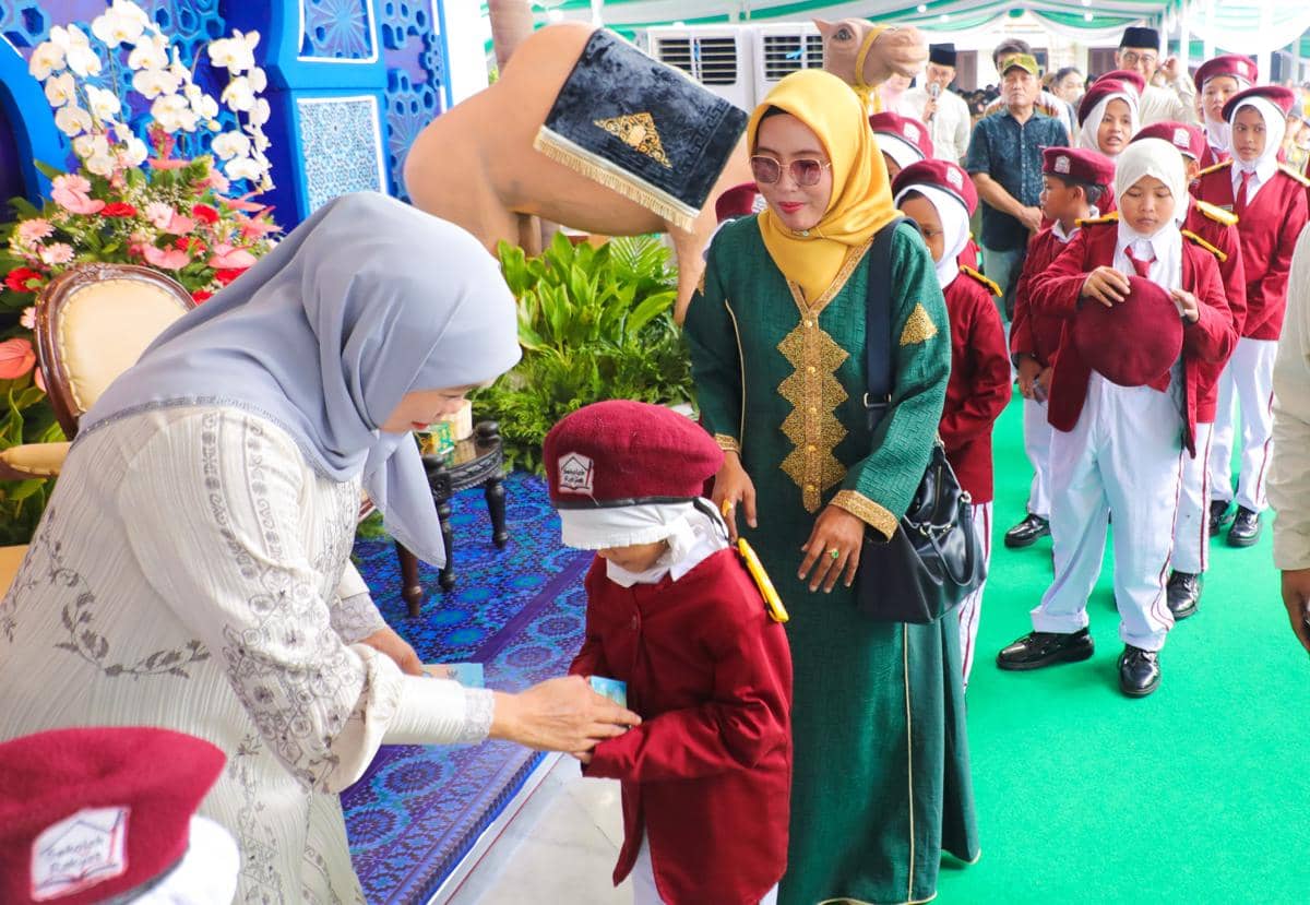 Ribuan Orang Padati Grahadi, Rayakan Lebaran dengan Gubernur Jatim