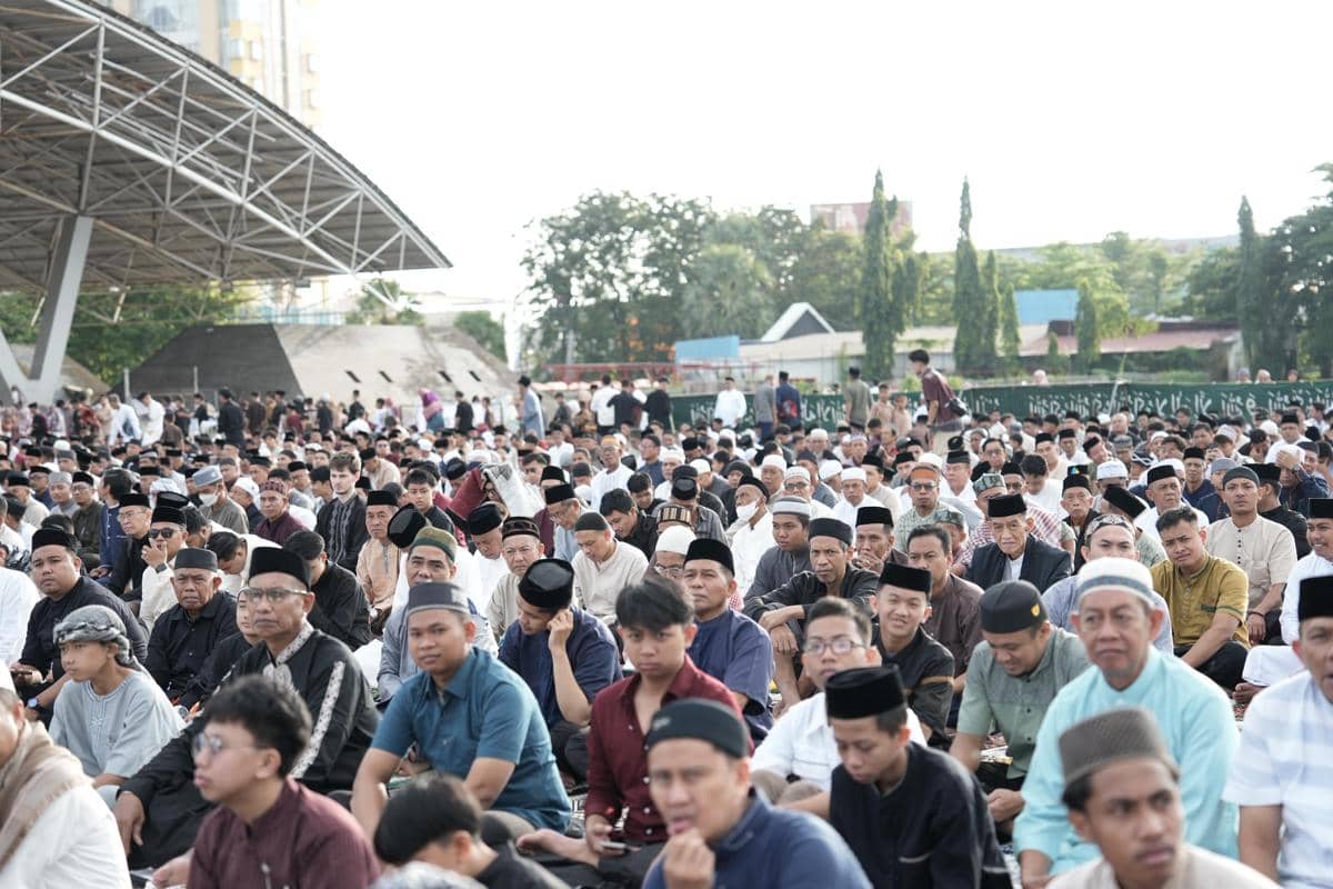 Warga Makassar memadati pelaksanaan salat id di Lapangan Karebosi pada Hari Raya Idulfitri, Sabtu (21/3/2026). (Dok. Humas Pemkot Makassar)