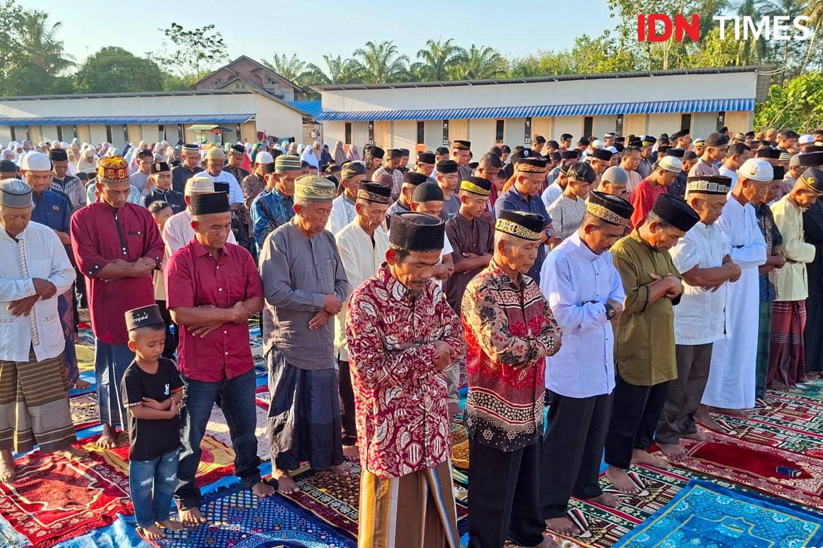 Penyintas Banjir Aceh Tamiang Salat Idul Fitri di Lokasi Pengungsian