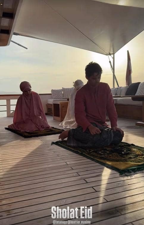 Luna Maya dan Maxime Bouttier Salat Id di Atas Kapal