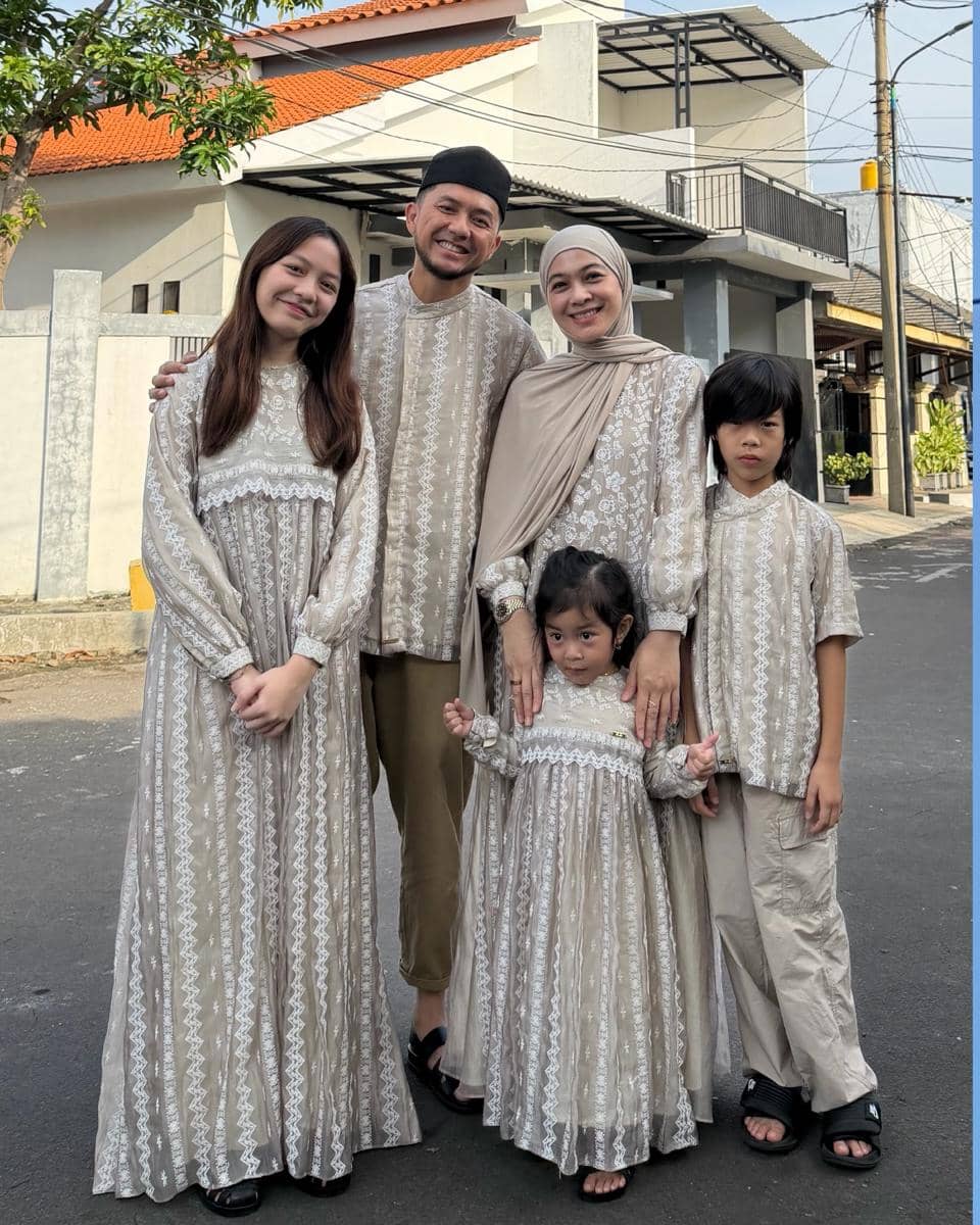 Dian Ayu memboyong Omesh, suaminya dan ketiga anak mereka lebaran di Surabaya