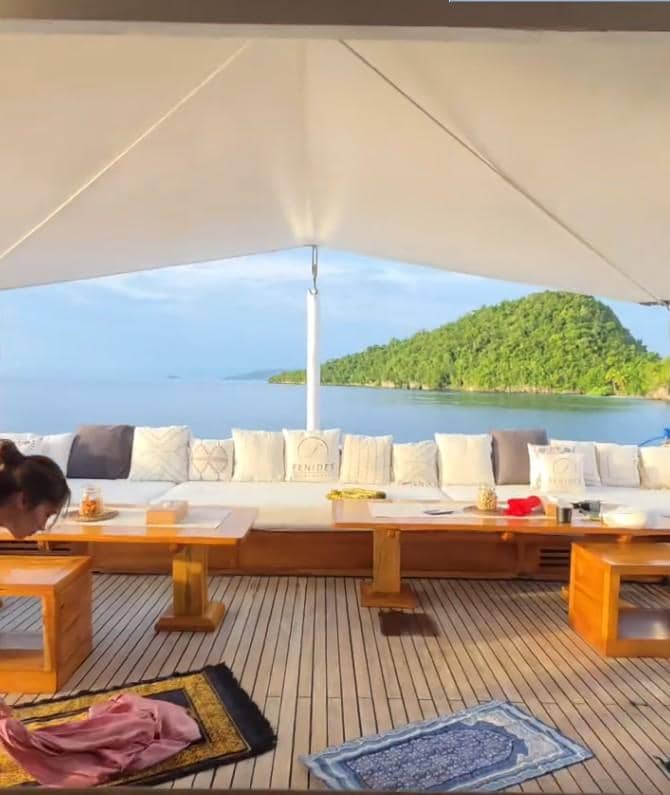 Luna Maya dan Maxime Bouttier Salat Id di Atas Kapal