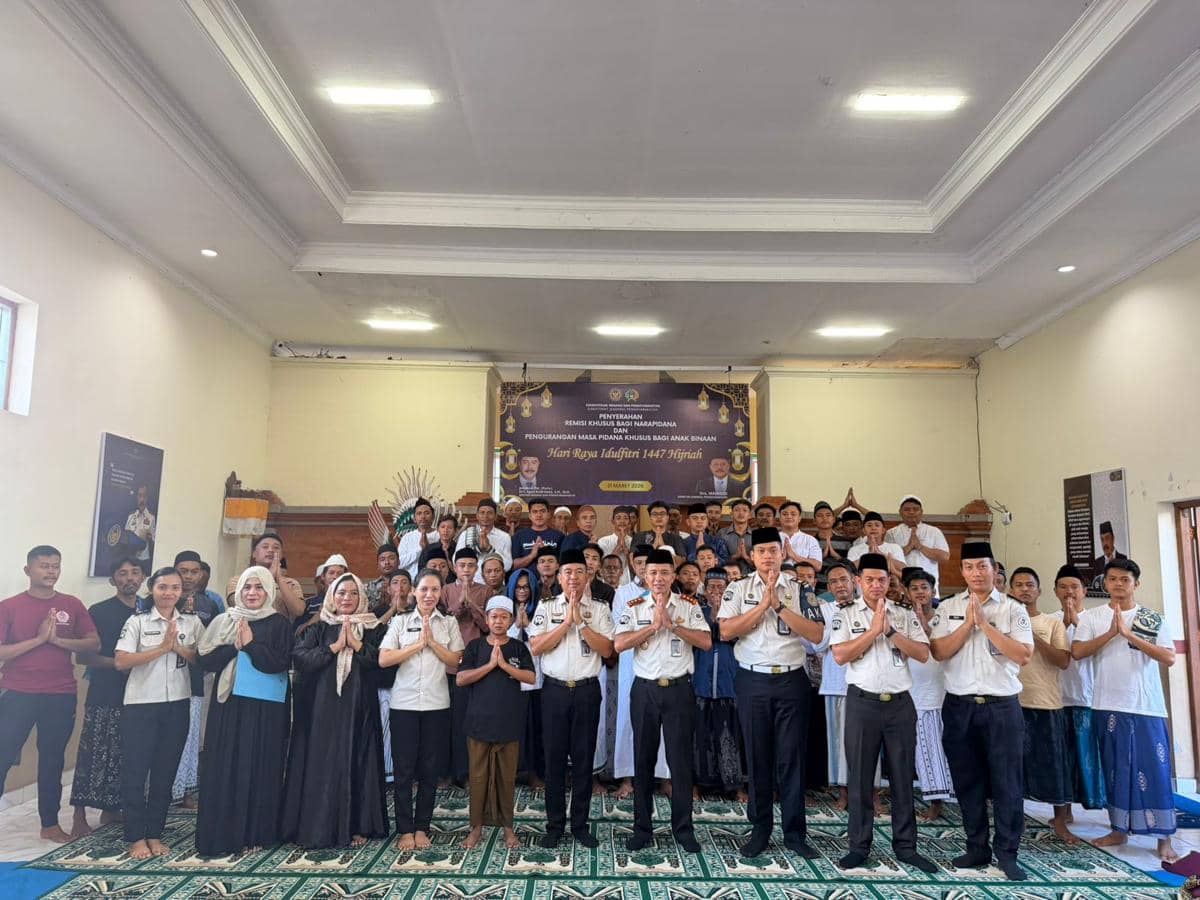 Penyerahan remisi khusus Hari Raya Idul Fitri diberikan kepada warga binaan Rutan Kelas IIB Negara di Kabupaten Jembrana, Bali, pada Sabtu (21/3/2026).