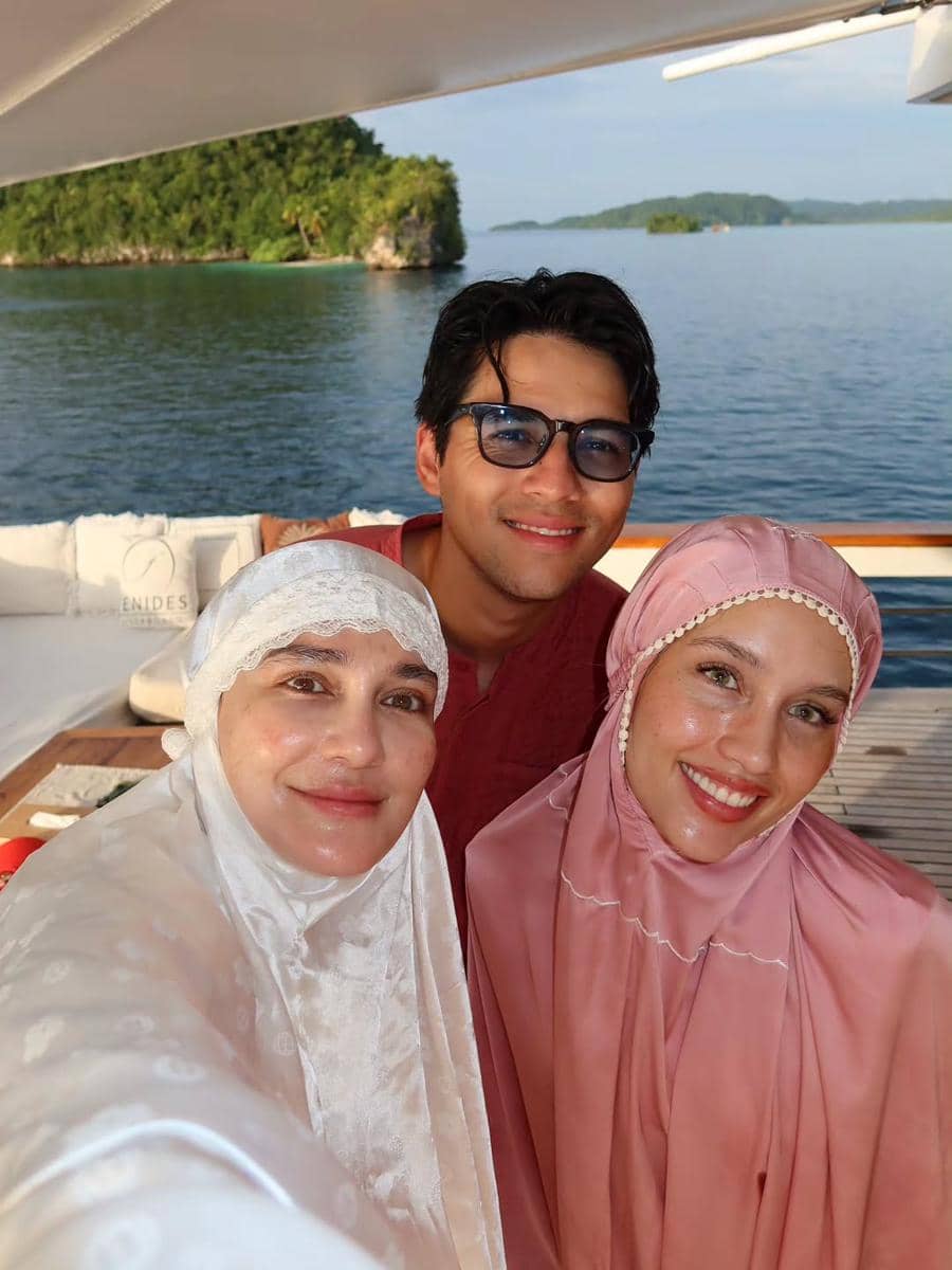 Luna Maya dan Maxime Bouttier Salat Id di Atas Kapal