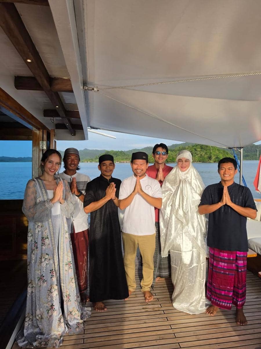 Luna Maya dan Maxime Bouttier Salat Id di Atas Kapal