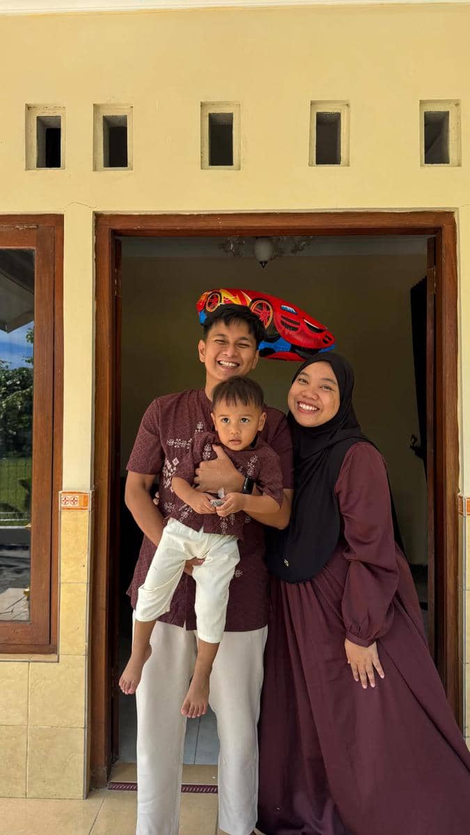 Mumuk Gomez pakai seragam kembaran dengan suami dan anaknya saat berlebaran di Sleman, kampung Mumuk