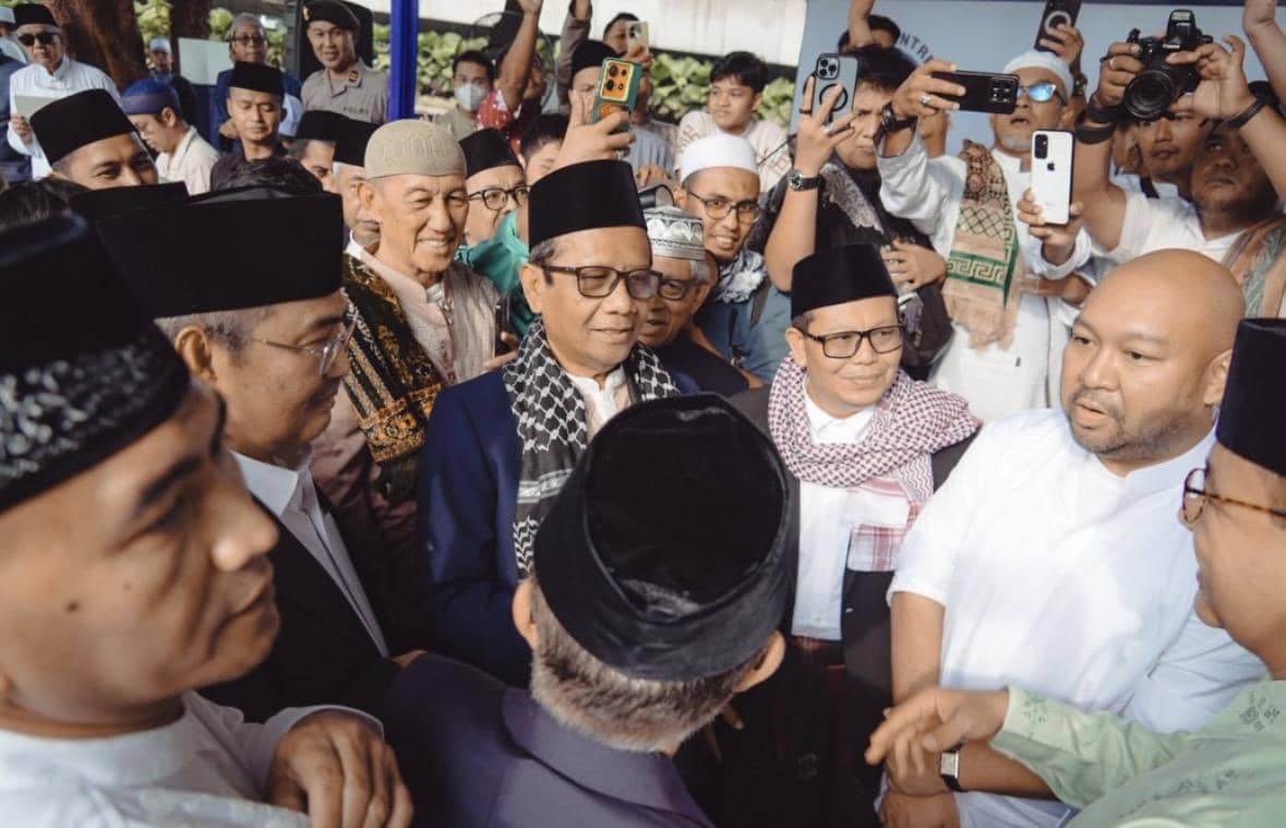 Momen Didit Prabowo, Mahfud MD, Jimly Asshiddiqie berbincang di Masjid Masjid Universitas Al-Azhar Indonesia (UAI), Jakarta Selatan, Sabtu (21/3/2026). (Instagram.com/mohmahfudmd)