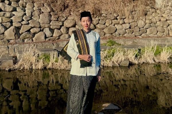 Momen Lucinta Luna Lebaran 2026 di Korea, Pakai Sarung dan Peci