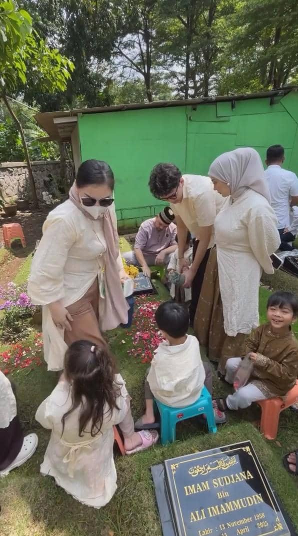 Keluarga besar Kesha Ratuliu