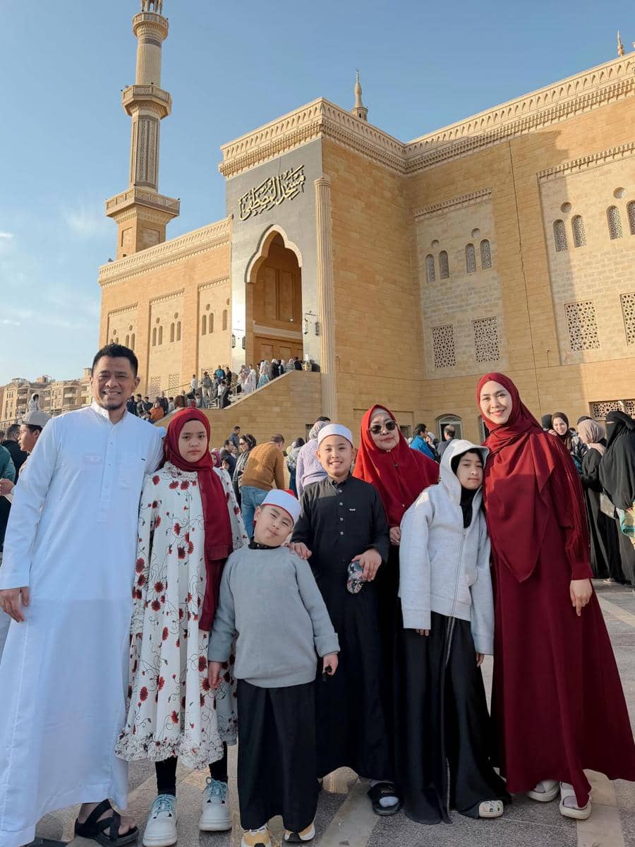 Oki Setiana Dewi dan keluarga berlebaran di Mesir di 2026 ini karena sang ustazah sedang menempuh perkuliahan di sana